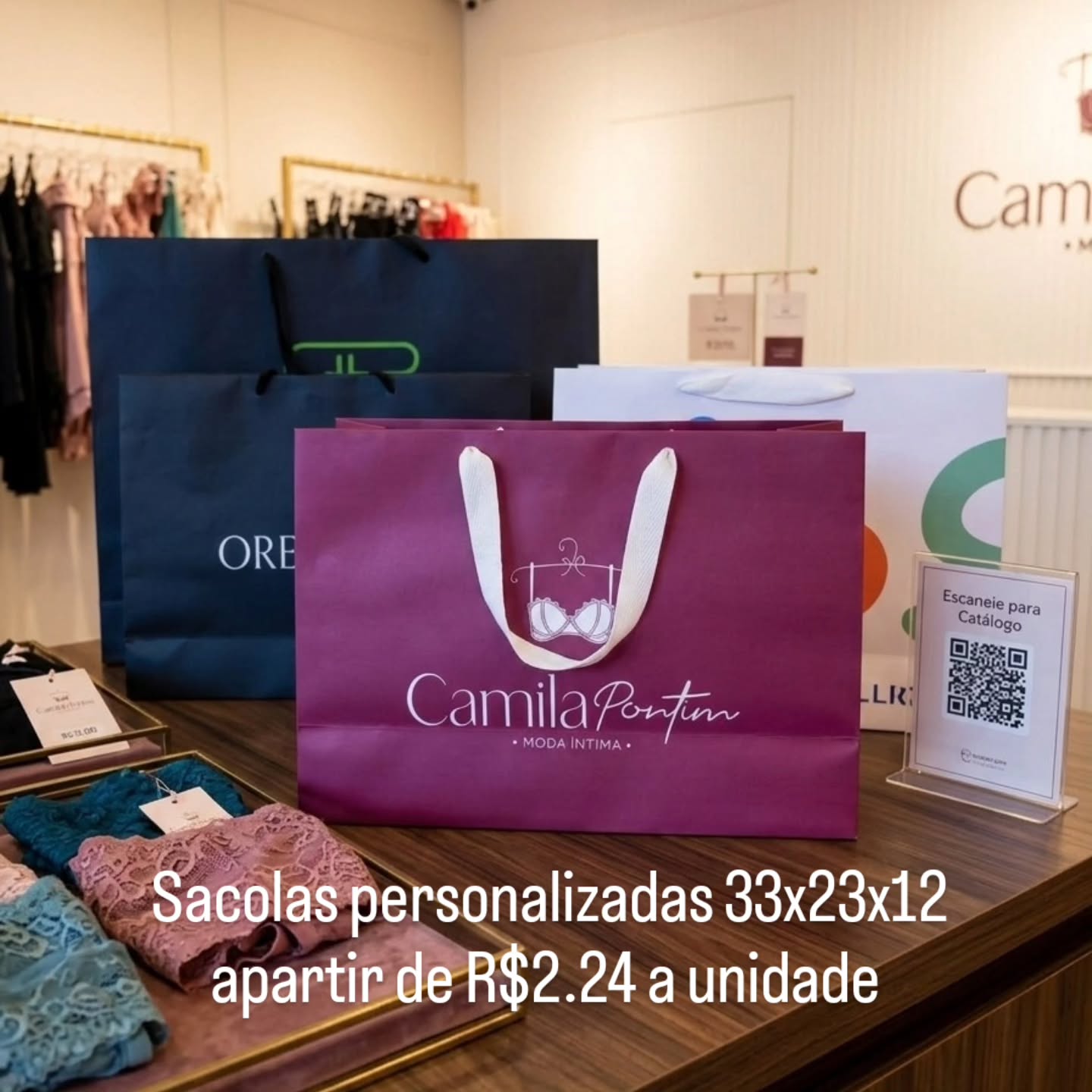 Sacolas personalizadas produzidas pela Lumary, com diferentes cores e alças